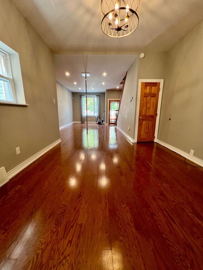 Building Photo - Stunning 3-Bedroom Townhome in South Phila...