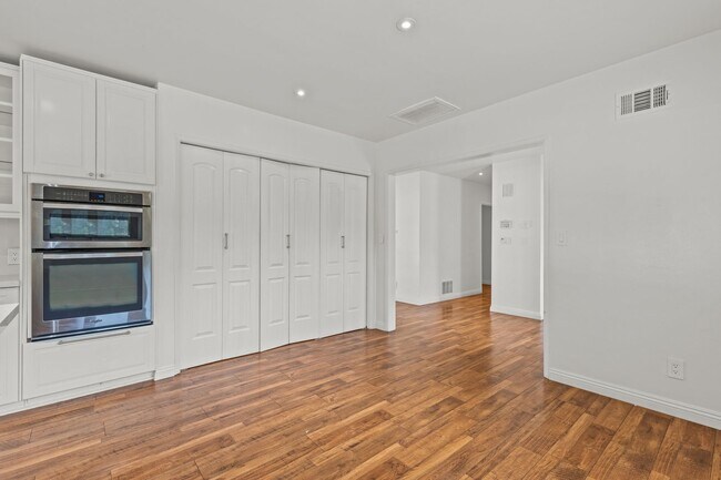 Foto del edificio - UPGRADED SOUTH OF THE BOULEVARD HOME WITH HUGE BACKYARD!