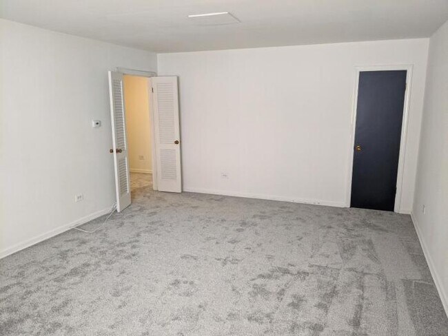 Building Photo - 2 bedroom in Evanston IL 60201