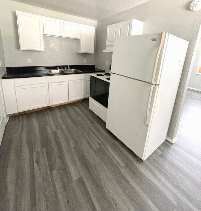 Building Photo - Quaint 3 bed 1 bath home