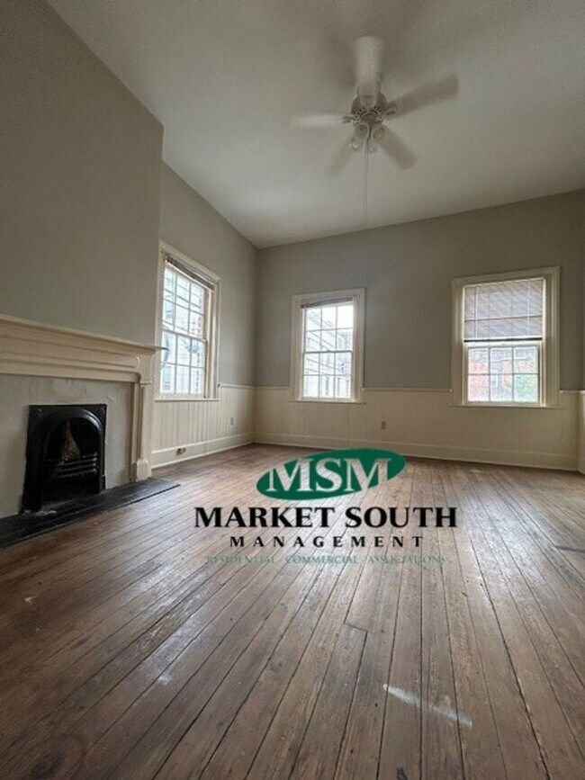 Building Photo - HISTORIC DOWNTOWN ONE BEDROOM!