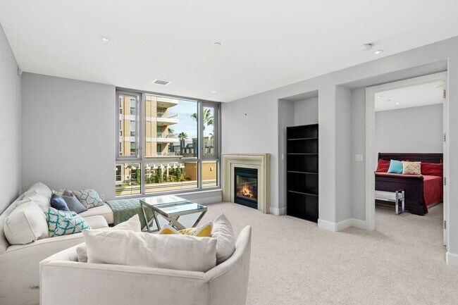 Foto del edificio - Spacious Irvine Financial District Condo with Full Service Amenities