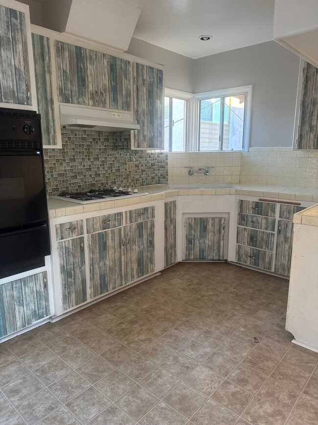 Building Photo - 1145 E Wilson Ave