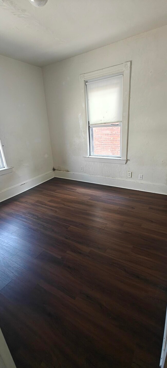 Building Photo - 241 Walnut St