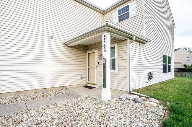 Building Photo - 5865 Summerlawn Dr