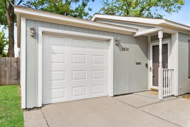 Building Photo - 1850 Libbey Dr