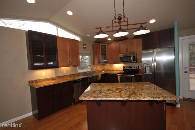 Building Photo - 5 br, 3 bath House - 819 E 10th Street