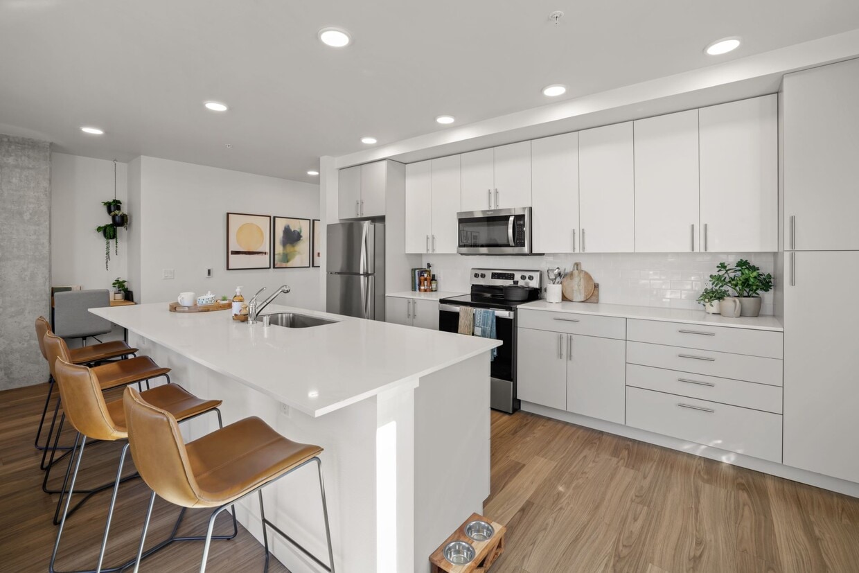 2BR, 2BA - 1082SF - Kitchen - Riverfront Everett