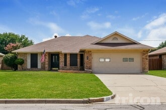 Building Photo - 721 Parkview Dr