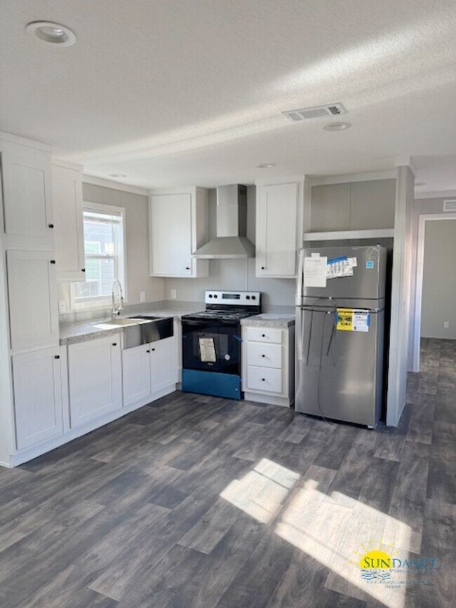 Building Photo - 2- Bedroom home in Defuniak Springs!