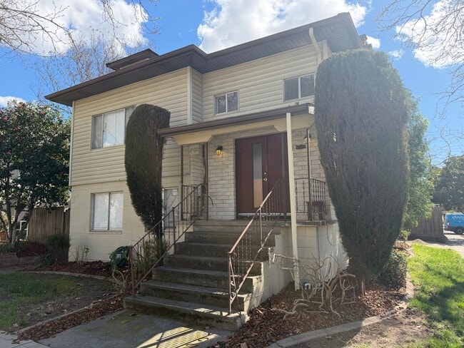 Building Photo - Spacious 4 Bedroom | 3 Bathroom | House in Curtis Park