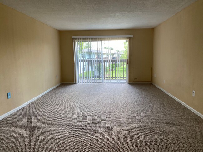 Building Photo - 2 Bed 1 Bath Condo | Pet Friendly | Washer...
