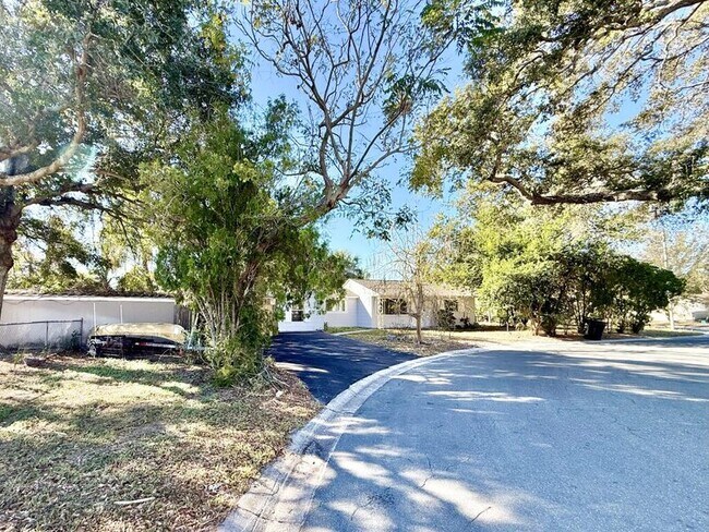 Building Photo - 2050 33rd Ave N