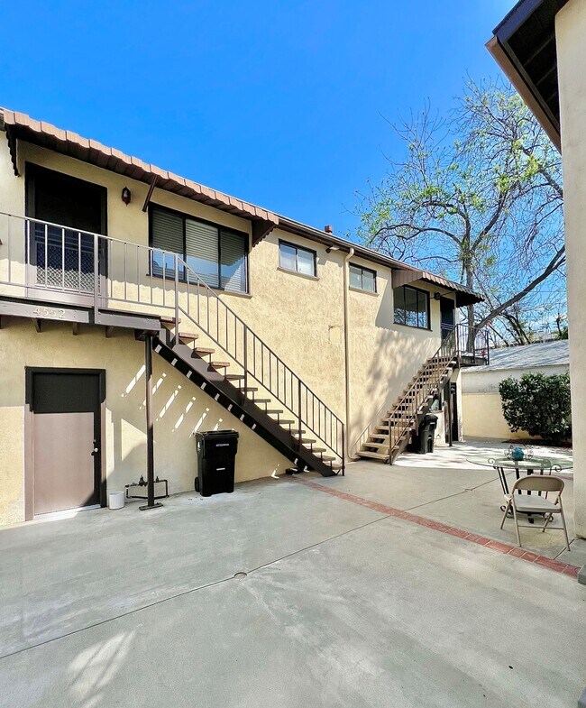 Exterior del dúplex trasero: el apartamento disponible está a la derecha. - 4550 Vista del Monte Ave