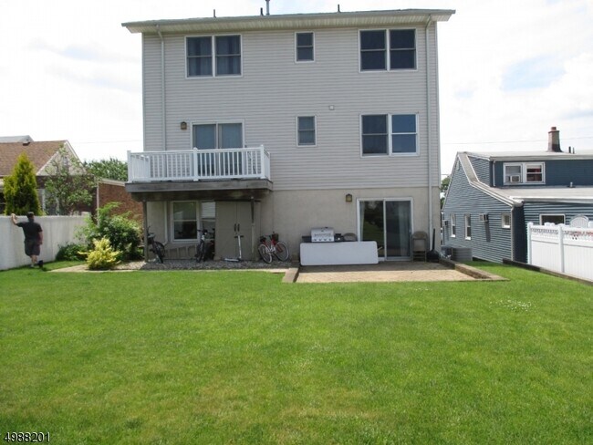 Building Photo - 731 Lake Ave