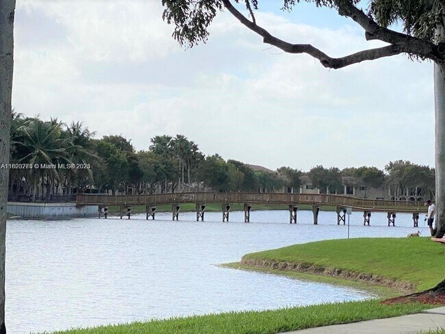 Foto del edificio - 2424 Centergate Dr