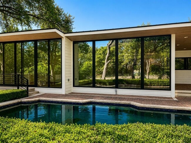 Building Photo - 3927 Balcones Dr