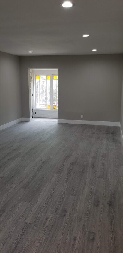 Foto principal - 13002 Burbank Blvd