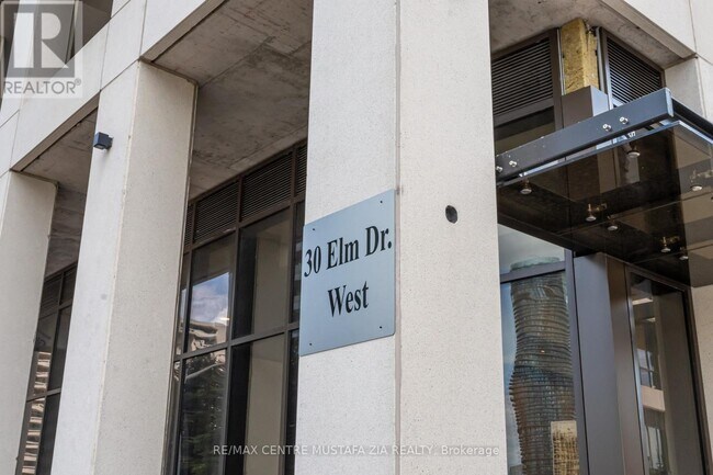 Photo du bâtiment - 30 Elm Dr W