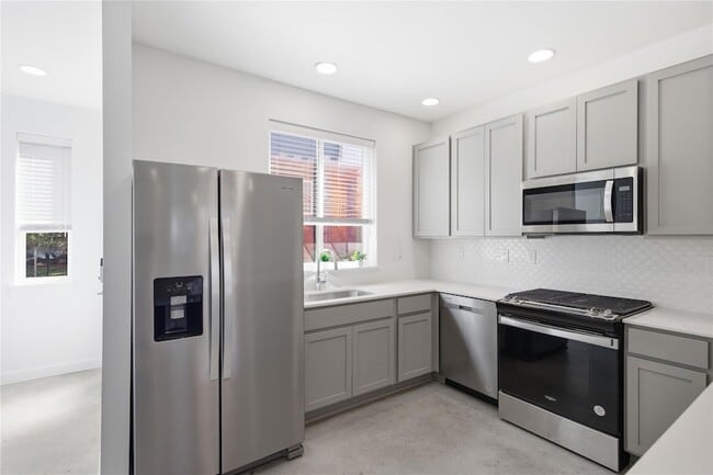 Building Photo - 814 N Bluff Dr