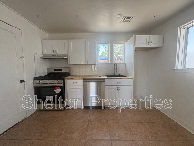Primary Photo - 2047 E Virginia Ave