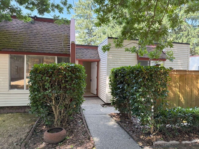 Building Photo - Fairwood Condo Available NOW!
