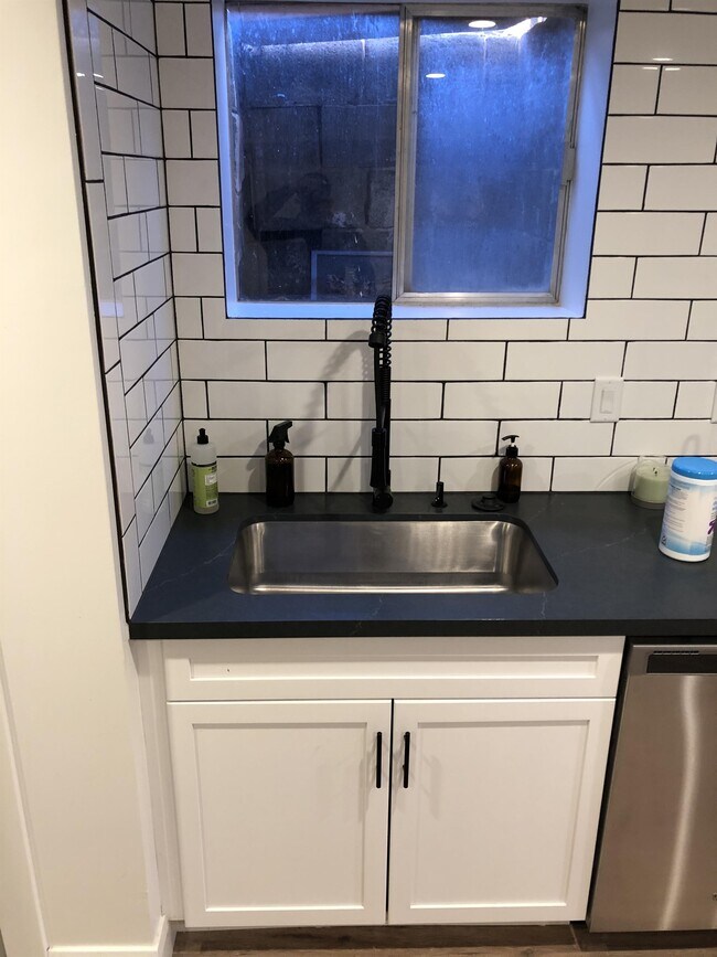 Building Photo - 237 W Main St