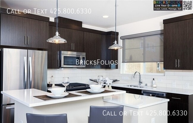 Building Photo - STYLISH TOWNHOME FOR RENT IN RENTON!
