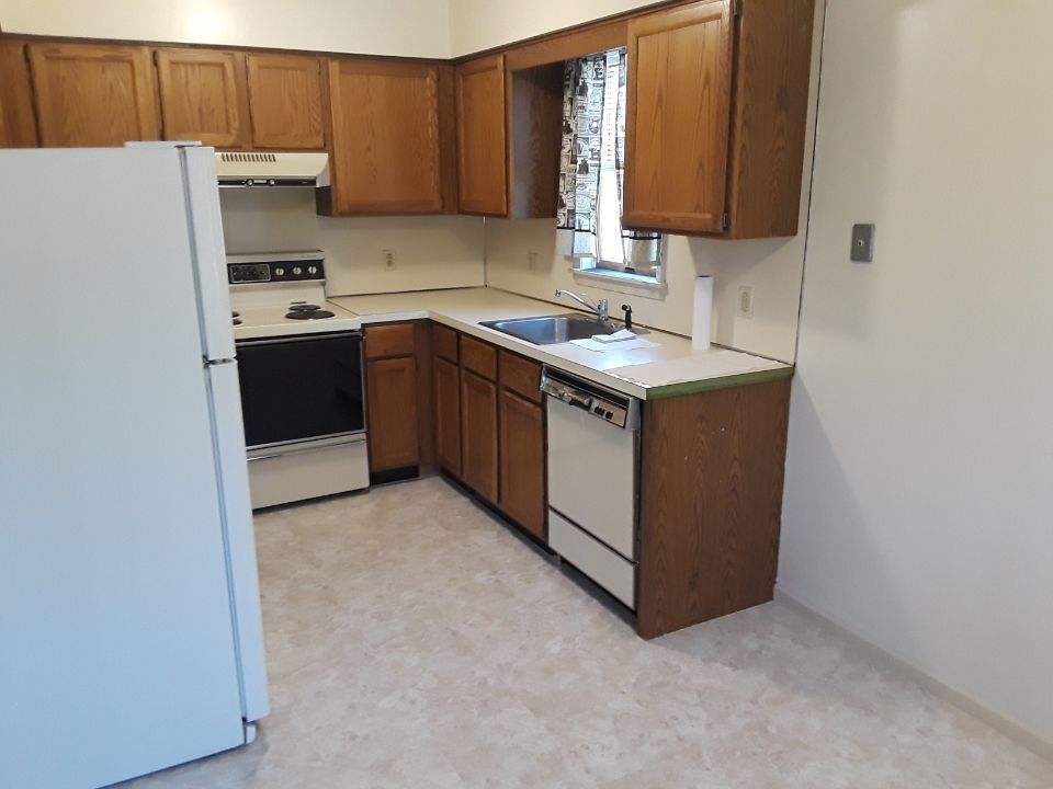 Electric Stove, Refridgerator, Dishwasher, Ample Cabinets - 406 State St