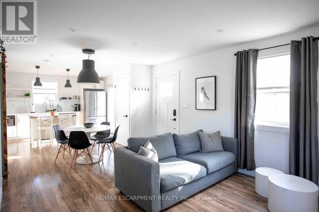 Photo du bâtiment - 426 Wilson St E