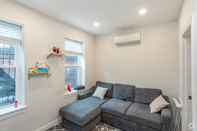 3 habitaciones, 1 baño - 605 pies cuadrados - Sala de estar - 15 Bartlett Pl