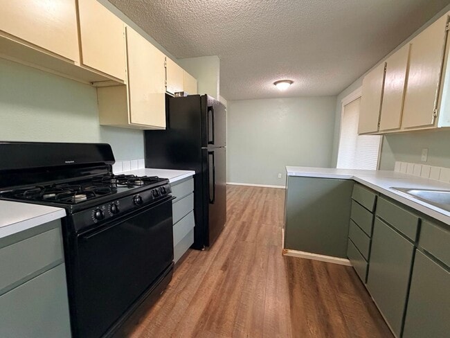 Building Photo - Renovated 2BR with Large Backyard, Storage, Washer & Dryer & Parking