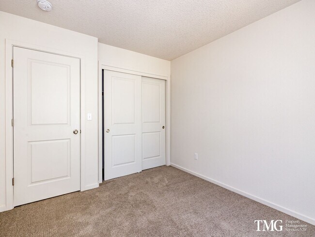 Foto del edificio - Newer 3BD/2.5BA Townhome Near Walking Trai...