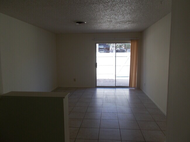 Living room - 505 E Fairmount Ave