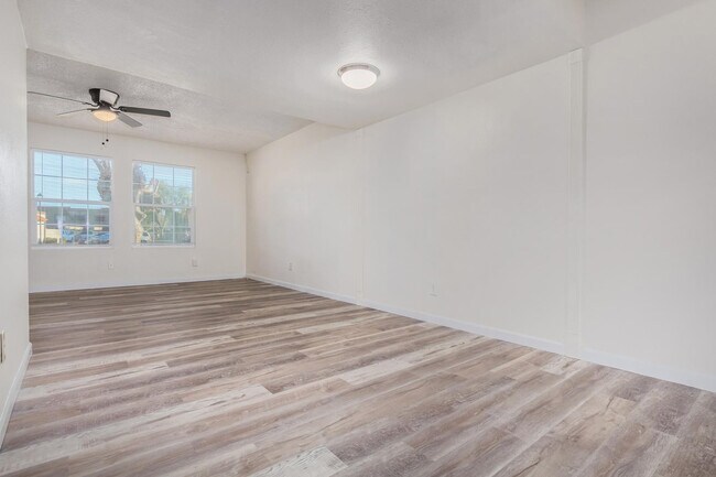 Foto del edificio - 1029 E Bendix Dr