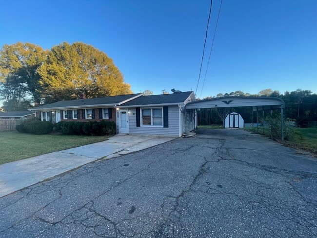 Building Photo - Welcome to this charming 3-bedroom, 1.5-bathroom home located in the desirable Newton, NC.