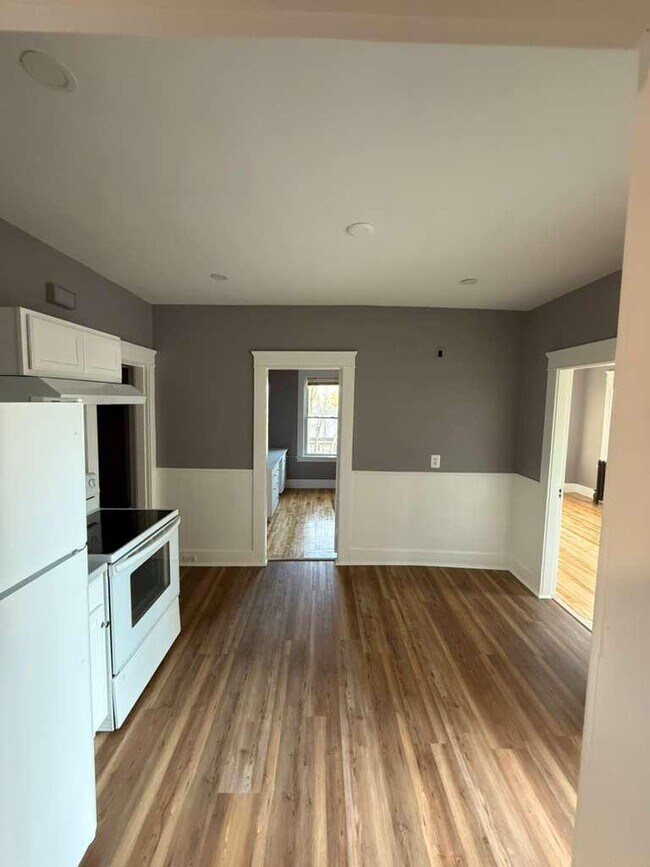 Foto del edificio - 118-120 Ashburnham Hill R Unit 1