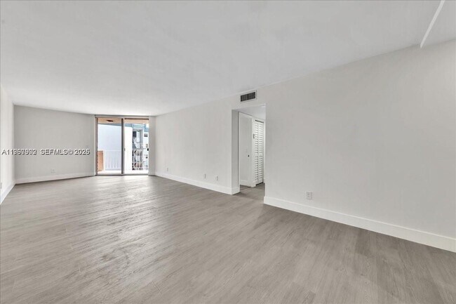 Foto del edificio - 1750 W 46th St