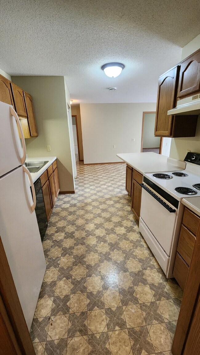 Building Photo - Large 2 Bedroom, 1.5 Bathroom Apartment