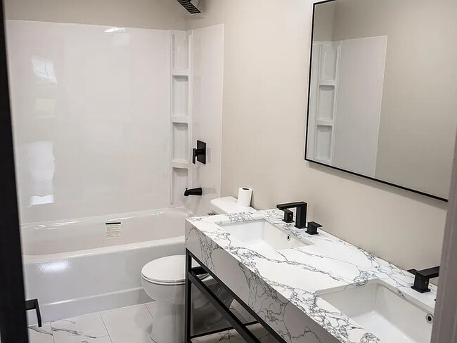 Building Photo - 916 E Dixon St