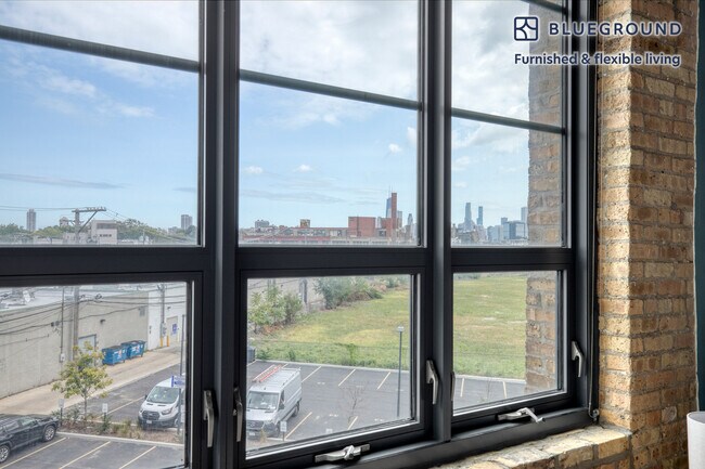 Foto del edificio - 2061 N Southport Ave