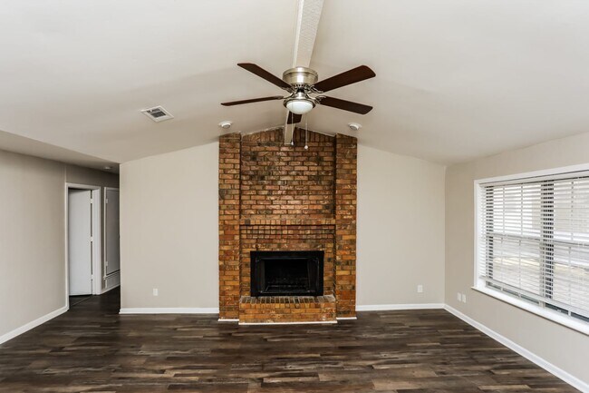 Foto del edificio - 1104 Scarlet Oaks Cir