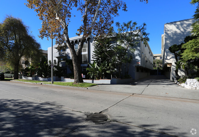 Building Photo - 725 N Sweetzer Ave
