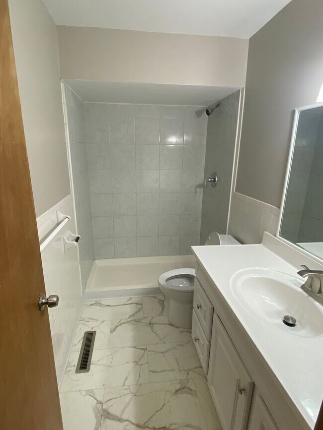 Foto del edificio - Corner lot; New appliances, New bathroom V...