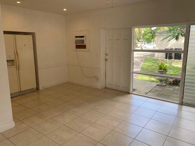 Sala de estar en la cocina - 320 SW 21st St