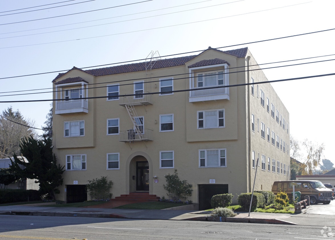 Primary Photo - 748 Lincoln Ave
