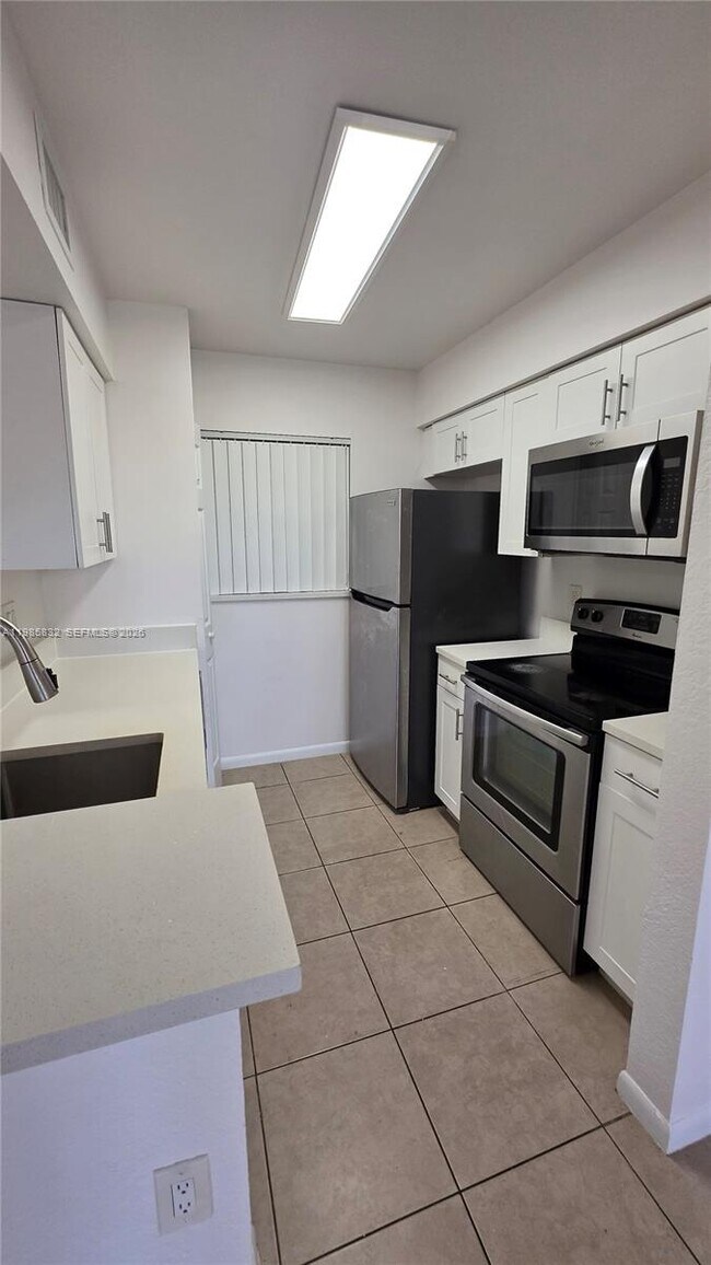 Foto del edificio - 2881 N Oakland Forest Dr