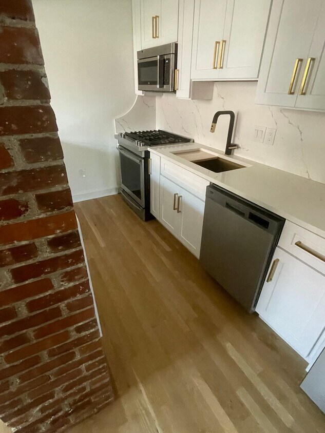 Foto principal - Rare, nicely updated 2 bed in Brookline fo...