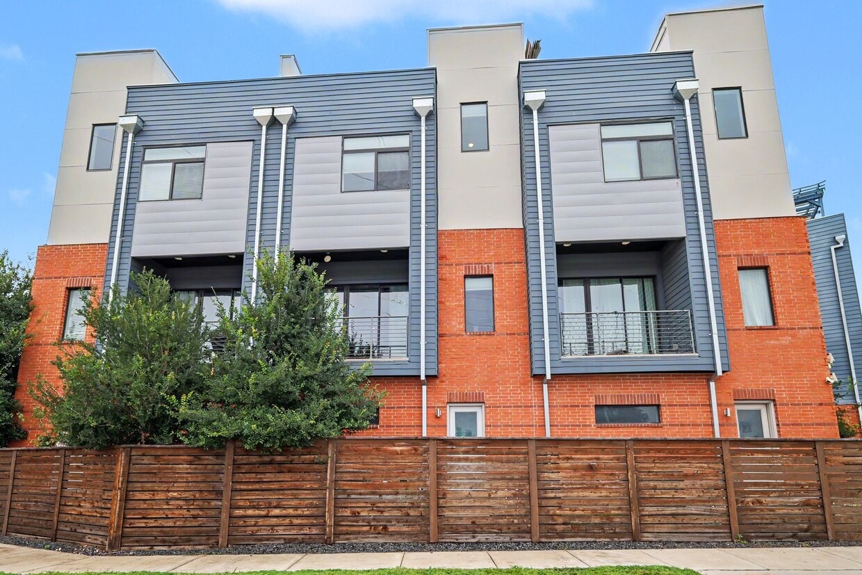 Modern Downtown SA Townhome | Rooftop Balcony, Private Garage & All Appliances Included - Modern Downtown SA Townhome | Rooftop Balcony, Private Garage & All Appliances Included