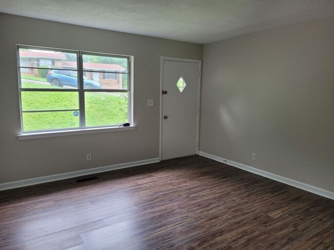 Building Photo - East Ridge 3 Bedroom 2 Bath Duplex